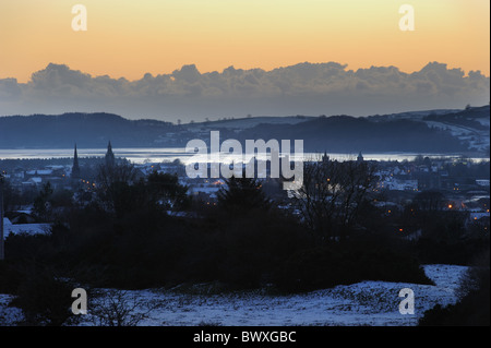 Crepuscolo invernale sulla città di Kirkcudbright, Dumfries e Galloway, Scozia del sud-ovest, Regno Unito. Guardando verso sud-ovest Foto Stock