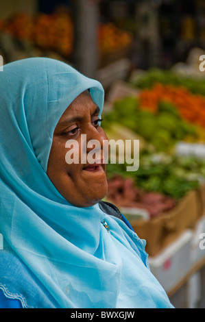 Le donne indiane acquisto di produrre al coperto di stallo alimentare in Singapore Foto Stock