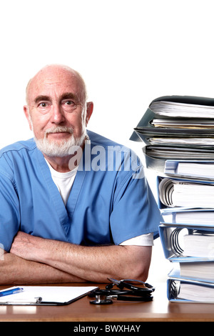 Ritratto di un medico alla sua scrivania Foto Stock