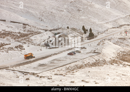 Un consiglio Snow Plough salatura e cercando di cancellare Kirkstone Pass in inverno severo meteo, novembre 2010, nel distretto del lago, Foto Stock