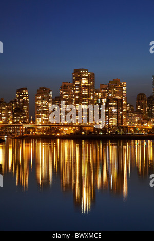 CBD riflessa in False Creek, Vancouver, British Columbia, Canada Foto Stock