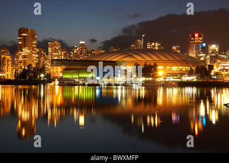 CBD e BC Place Stadium riflessa in False Creek, Vancouver, British Columbia, Canada Foto Stock