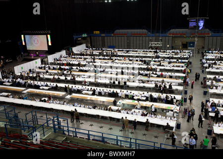 Elezioni generali 2010 conteggio tenuto presso il National Indoor Arena Birmingham Foto Stock