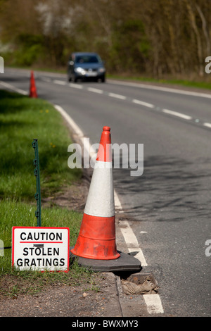 Digital signage sulla A4455 Fosse Way vicino Princethorpe, Warwickshire, avvisando gli utenti della strada per il pericolo di furto di reticoli Foto Stock