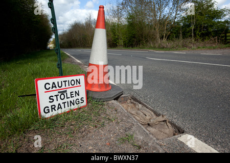 Digital signage sulla A4455 Fosse Way vicino Princethorpe, Warwickshire, avvisando gli utenti della strada per il pericolo di furto di reticoli Foto Stock