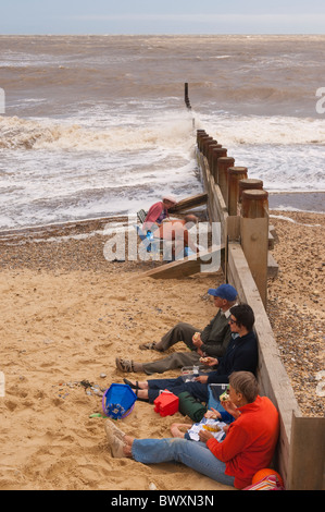 Le persone godono di un picnic sulla spiaggia in Southwold , Suffolk , Inghilterra , Gran Bretagna , Regno Unito Foto Stock