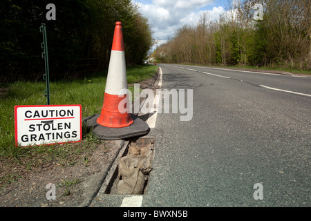 Digital signage sulla A4455 Fosse Way vicino Princethorpe, Warwickshire, avvisando gli utenti della strada per il pericolo di furto di reticoli Foto Stock