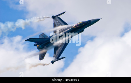 Belga di F-16A F16 Eastbourne Airshow Airbourne Air Show in volo in viaggio da sinistra a destra posteriore - fumo visibile in pozzetto Foto Stock