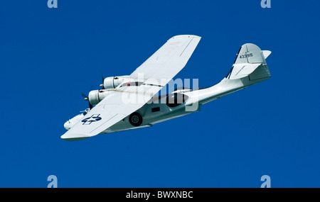 G-PBYA C-FNJF CANADIAN VICKERS LTD costruttiva PBY-5un CV283 Catalina CANSO costruttiva PBY5 ad ala fissa un anfibio contro il cielo blu sullo sfondo Foto Stock