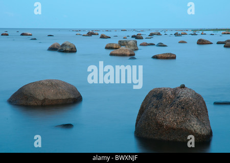 Notte sulla costa rocciosa del golfo di Riga a Mersrags, Lettonia Foto Stock