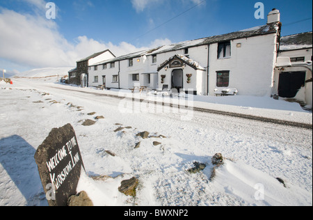 Il Kirkstone Pass Inn al vertice del pass in condizioni invernali, Lake District, UK. Foto Stock