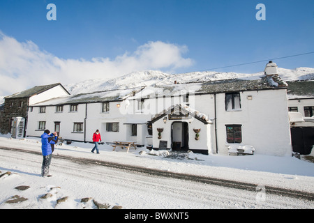 Il Kirkstone Pass Inn al vertice del pass in condizioni invernali, Lake District, UK. Foto Stock