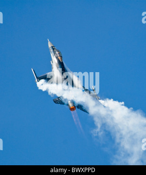 Belga di F-16A F16 Eastbourne Airshow Airbourne Air Show in volo di spinta verticale di fumo di tallonamento e condensazione - jet dopo Foto Stock