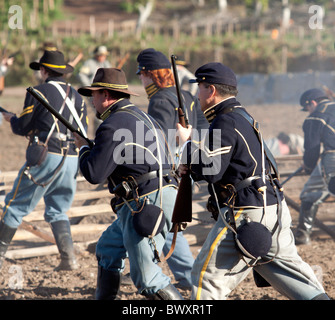 Unione di fanteria guerra civile contro la carica posizione confederati a Gettysburg Foto Stock