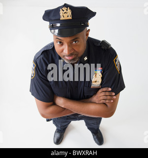 African poliziotto americano con le braccia incrociate Foto Stock