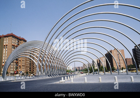 Ponte di curve di colpire le curve di ferro scultura di ferro Europa crookedly case case Madrid arte moderna specialità plasti Foto Stock