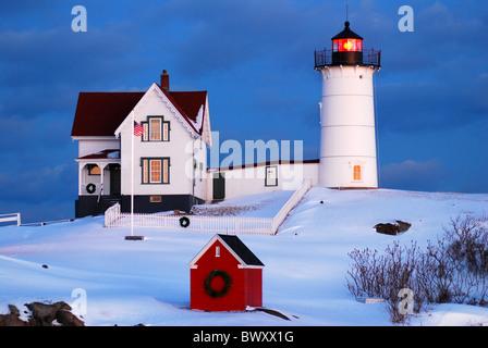 Il Nubble faro in York, Maine decorato per il Natale Foto Stock