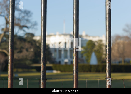 La Casa Bianca, visto attraverso le barre di sicurezza, a Washington, DC. Foto Stock