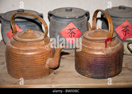 Bollitore di rame presenta, Yunnan Horse Caravan Museo Culturale, Yunnanyi, nella provincia dello Yunnan in Cina Foto Stock