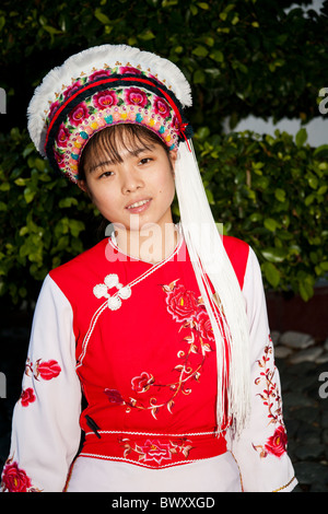 Bai donna che indossa un colorato tradizionale costume di Bai, Dali, nella provincia dello Yunnan in Cina Foto Stock