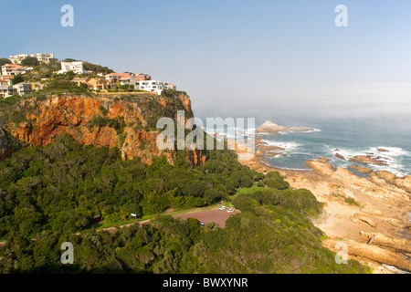 Case su un promontorio che si affaccia sul Knysna Head, l'ingresso alla laguna di Knysna sulla Garden Route del Sud Africa. Foto Stock