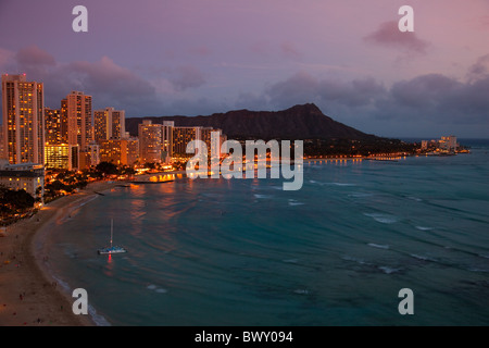 Diamond Head e Waikiki Beach al tramonto. Waikiki Oahu, Hawaii, STATI UNITI D'AMERICA Foto Stock