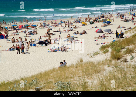 Aquitania, Francia - folle di persone che prendono il sole sulla spiaggia di Biscarrosse nella calda stagione estiva Foto Stock
