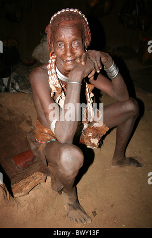 Anziani Hamer Tribe donna con cataratta oculare seduti dentro la sua capanna, Boryani, Valle dell'Omo, Etiopia Foto Stock