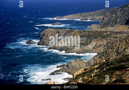 Onde che si schiantano contro le rocciose scogliere del mare in una giornata di vento, Revellata Point, Calvi Corsica. Foto Stock