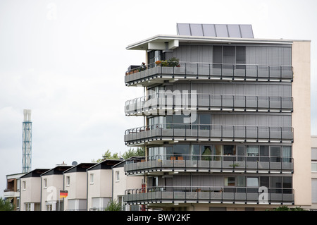 Pannelli fotovoltaici sul tetto di un appartamento residenziale blocco Foto Stock