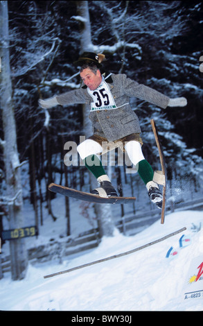Azione Fassldauben doghe tempo libero uomo divertimento sugli sci divertente sport salto in costume nazionale inverno sport invernali Foto Stock