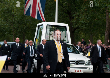 Il Papa in Popemobile con le sue guardie del corpo, il Mall, Londra, 18/09/2010 Foto Stock