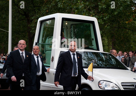 Il Papa in Popemobile con le sue guardie del corpo, il Mall, Londra, 18/09/2010 Foto Stock