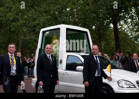 Il Papa in Popemobile con le sue guardie del corpo, il Mall, Londra, 18/09/2010 Foto Stock