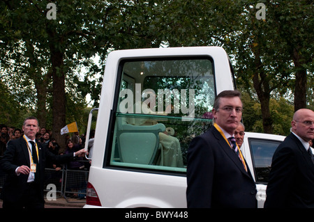 Il Papa in Popemobile con le sue guardie del corpo, il Mall, Londra, 18/09/2010 Foto Stock