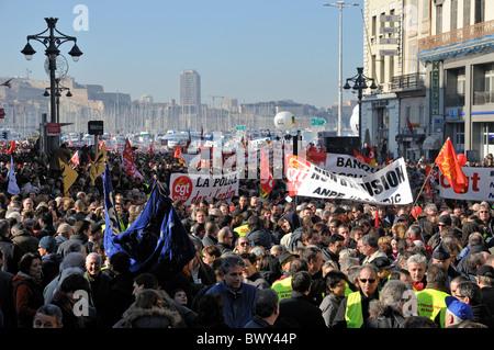 La folla dimostrando oltre ai diritti dei lavoratori a gennaio 29th, 2009, nel vecchio porto di Marsiglia, Francia. Foto Stock