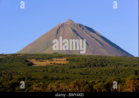 Vulcano Pico Alto, vista dal Sao Roque, isola di Pico, Azzorre Foto Stock