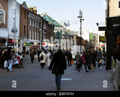 Sutton Surrey in Inghilterra occupato High Street con la folla di gente e negozi Foto Stock