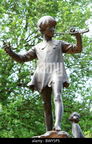 La statua di Peter Pan dopo un restauro eseguito presso il Centro di Conservazione e situato in Sefton Park, Liverpool, Merseyside, Regno Unito Foto Stock