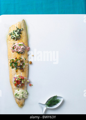 Filetto di trota con vari condimenti Foto Stock