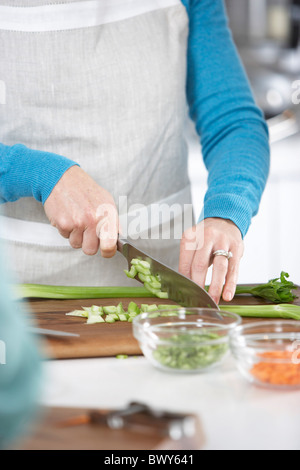 Donna tritare verdure Foto Stock