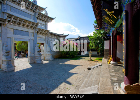 Cancello principale di Um Residence, Lijiang, nella provincia dello Yunnan in Cina Foto Stock