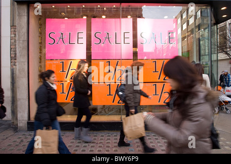 Gli amanti dello shopping durante il mese di dicembre le vendite su Oxford Street a Londra. Foto:Jeff Gilbert Foto Stock