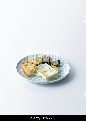 Il Formaggio Halloumi con Olive e Baguette Foto Stock