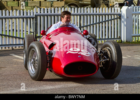 1956 Maserati 250F viene spostata all'azienda paddock al 2010 Goodwood incontro, Sussex, Inghilterra, Regno Unito. Foto Stock