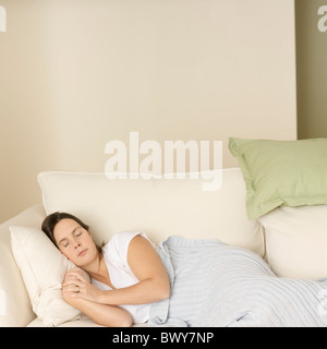 Donna che Dorme sul divano Foto Stock