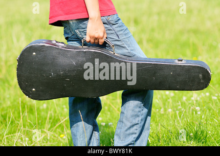 Ragazzo che trasportano violino caso Foto Stock