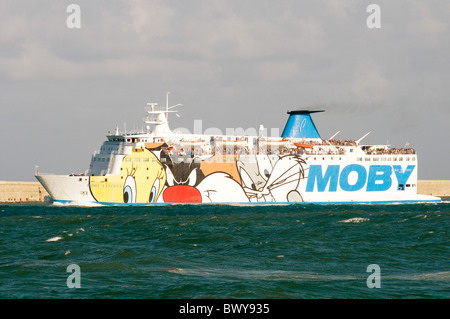 Traghetti ferry boat le barche che attraversano il canale auto Foto Stock