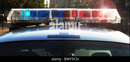 Close-up di luci di emergenza sul tetto delle auto della polizia. Foto Stock