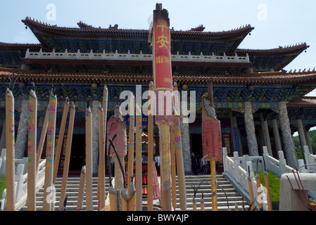 Giant bruciando incenso davanti al palazzo di Mahavira, Jade Buddha Park, Anshan, provincia di Liaoning, Cina Foto Stock